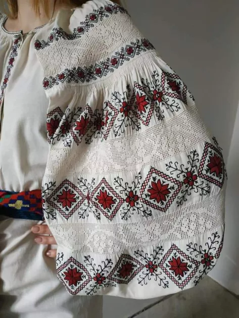 В Чернігівській області вишивають сорочки з білими, червоними та чорними нитками