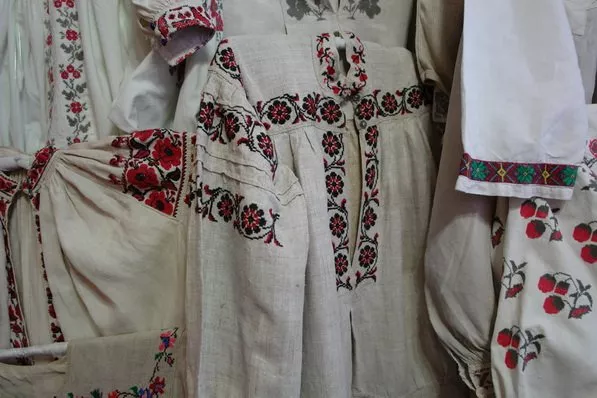Майстрині з Миколаївської області вишивали на сорочках особливі лінії